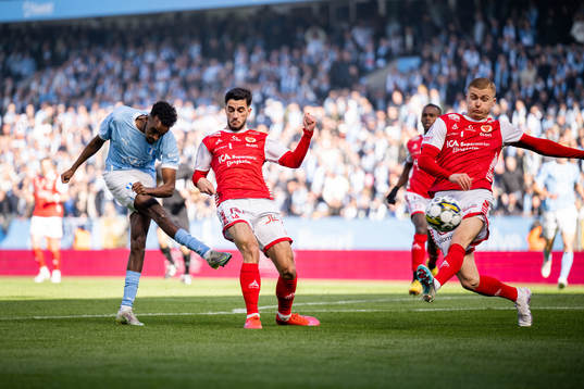 Malmö FFs Taha Ali mot Kalmars David Kristjan Olafsson och
