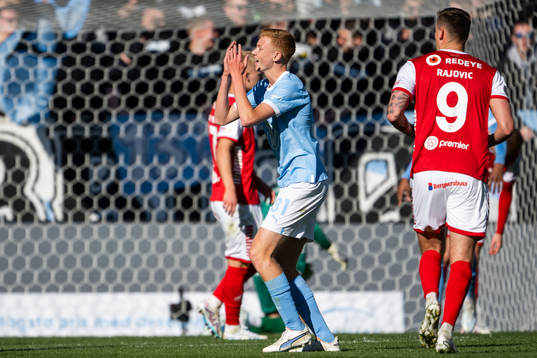Malmö FFs Hugo Larsson depparunder fotbollsmatchen i