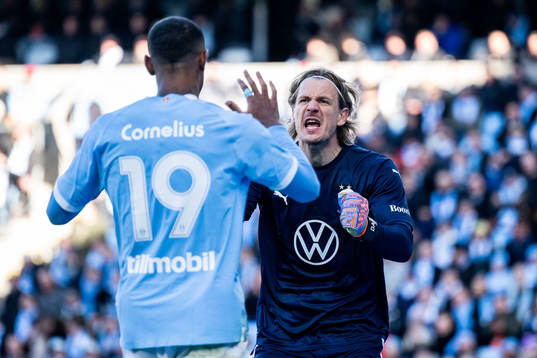 Malmö FFs Derek Cornelius och målvakt Johan Dahlin jublar
