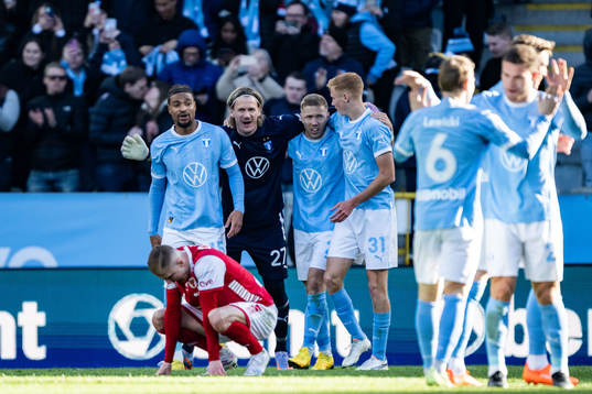 Malmö FFs Joseph Ceesay, målvakt Johan Dahlin, ma2+och