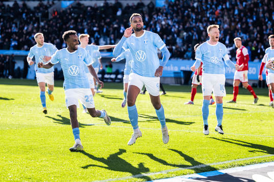 Malmö FFs Isaac Kiese Thelin jublar ihop med Taha Ali
