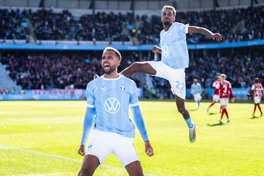 Malmö FFs Isaac Kiese Thelin jublar ihop med Taha Ali