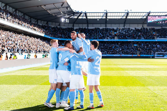 Malmö FFs Isaac Kiese Thelin jublar ihop med lagkamrater