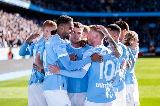 Malmö FFs Isaac Kiese Thelin jublar ihop med lagkamrater
