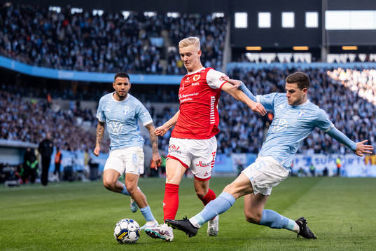 Kalmars Carl Gustafsson och Malmö FFs Gabriel Busanello