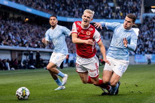 Kalmars Carl Gustafsson och Malmö FFs Gabriel Busanello