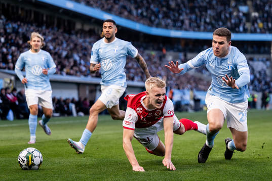 Kalmars Carl Gustafsson och Malmö FFs Gabriel Busanello