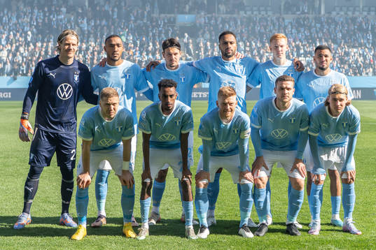Malmö FFs spelare ställer upp för lagbild