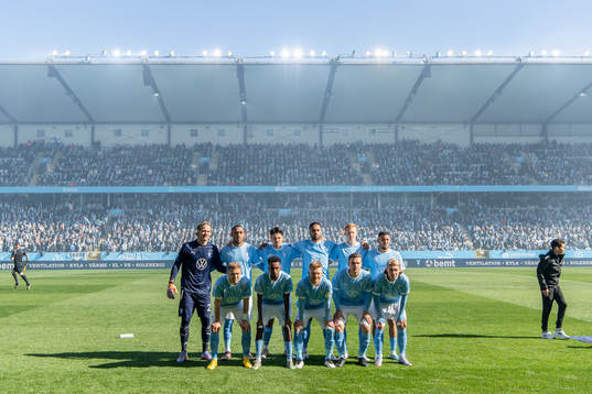 Malmö FFs spelare ställer upp för lagbild