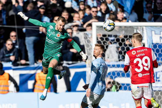 Kalmars målvakt Ricardo Friedrich och Malmö FFs Anders
