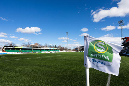 Superettans logga på en hörnflagga