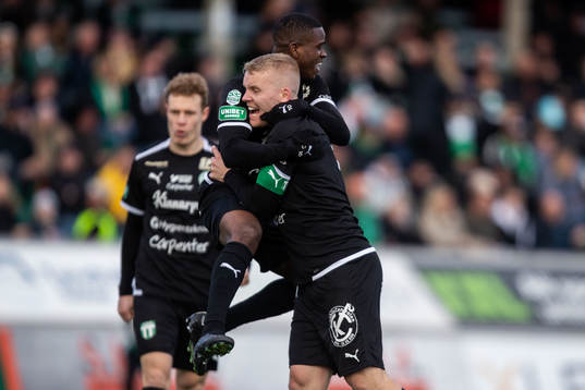 Västerås SKs Simon Johansson jublar med Jaheem Burke
