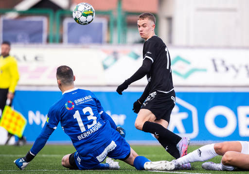 Brages målvakt Andre Bernardini och Västerås SKs Anders