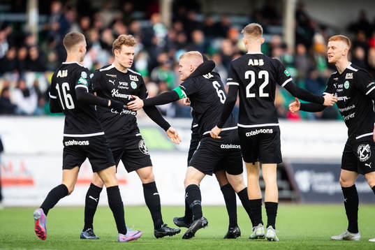 Västerås SKs Simon Johansson jublar med lagkamrater