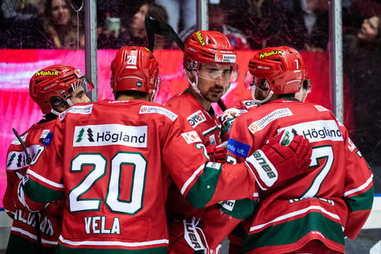 Modos David Bernhardt jublar med lagkamrater