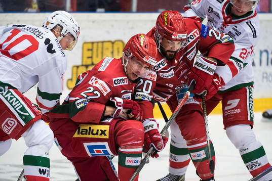 Modos Adam Pettersson och Marcus Vela med Moras Nicklas