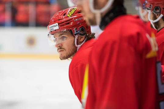 Modos Daniel Brickley innan ishockeymatchen i