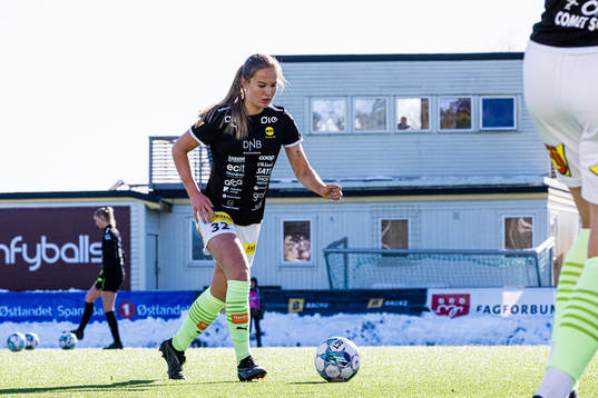 Oda Mathilde Johansen of LSK Kvinner warms up