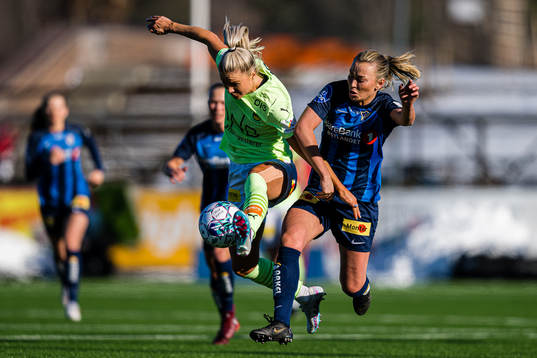 Eva Amanda Johnsson Haahr of LSK Kvinner and Anja Helen