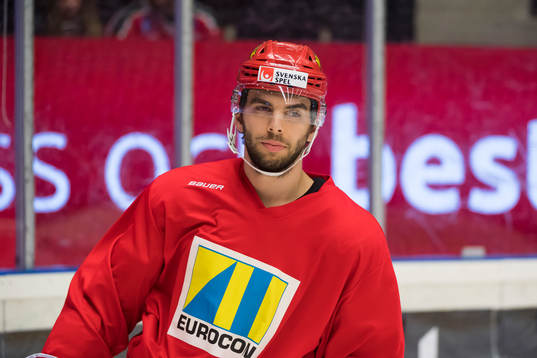 Modos Josh Dickinson innan ishockeymatchen i