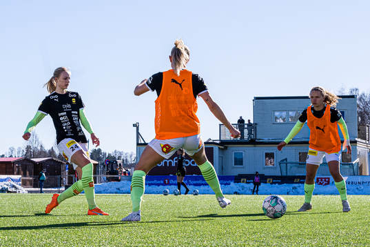 Mia Authen of LSK Kvinner warms up