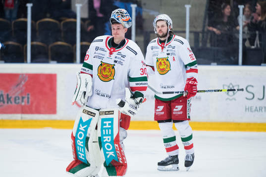 Moras målvakt Kari Piiroinen och Måns Carlsson deppar
