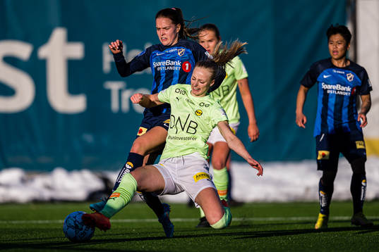 Iris Omarsdottir of Stabæk and Mia Authen of LSK Kvinner