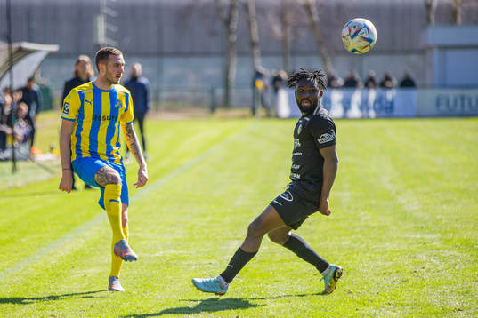 Eskilsminne IFs Casper Seger och Ariana FCs Emmanuel Yeboah