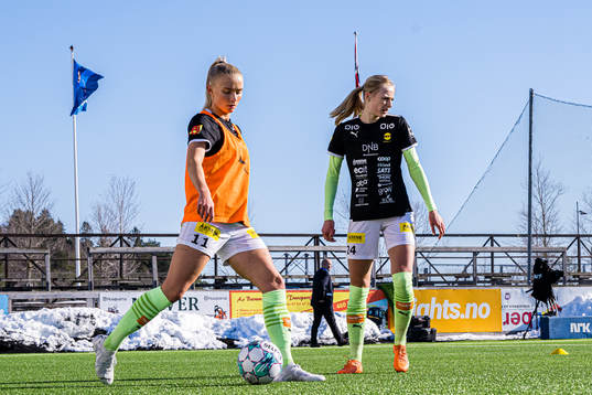 Thea Kyvåg and Mia Authen of LSK Kvinner warms up