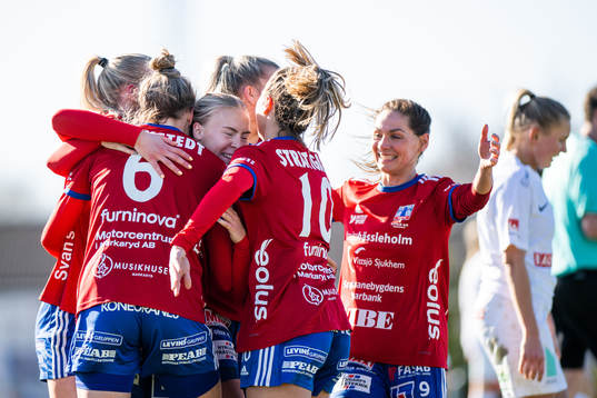 Vittsjös Jutta Rantala jublar med lagkamrater