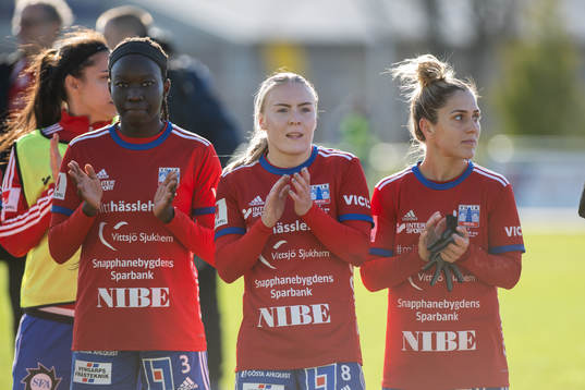 Vittsjös Sura Yekka, Jutta Rantala och Katrina Gorry jublar