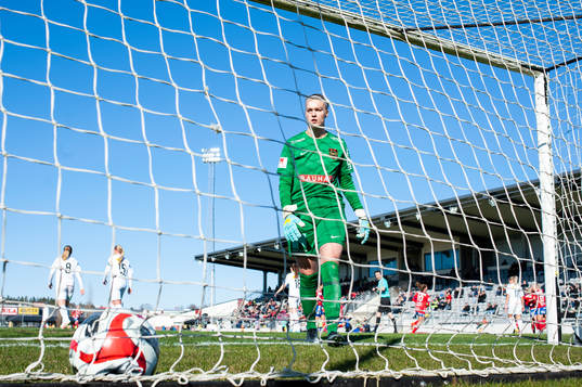 Brommapojkarnas målvakt Nichole Persson deppar