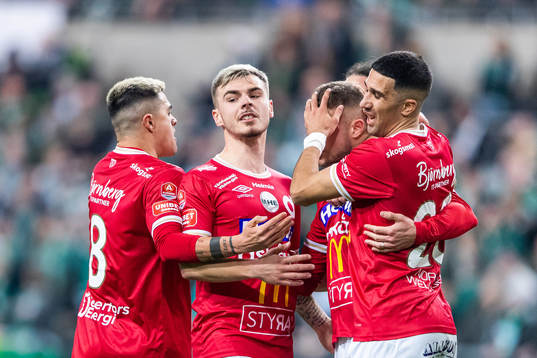 Degerfors Christos Gravius jublar med lagkamrater