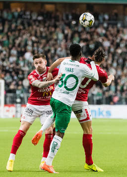 Hammarbys Shaquille Pinas försvarar sig mot Degerfors