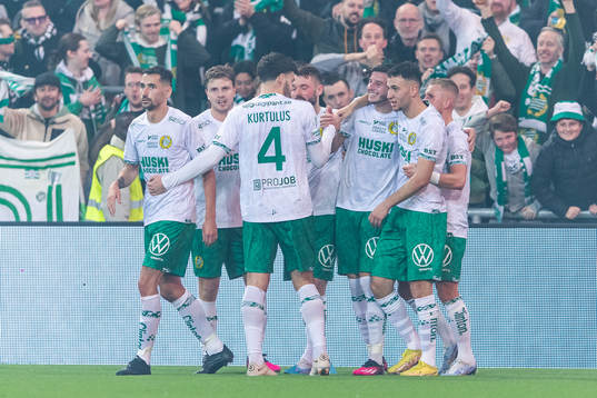 Hammarbys Viktor Djukanovic jublar med lagkamrater