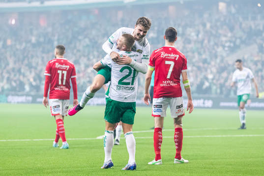 Hammarbys Joel Nilsson har gjort 3-1 och jublar med Simon