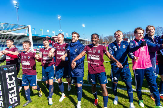Gefles spelare jublar