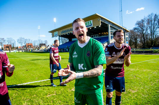 Gefles målvakt Robin Wallinder jublar med lagkamraterna