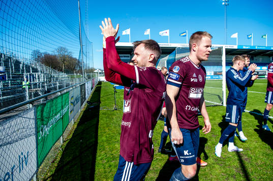 Gefles Christoffer Aspgren jublar med lagkamraterna