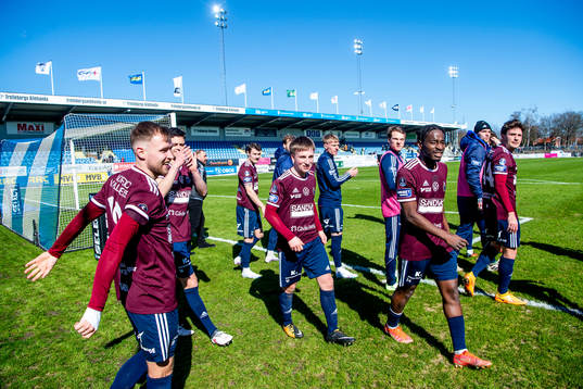 Gefles spelare jublar