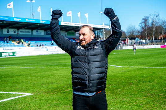 Gefles tränare Mikael Bengtsson jublar
