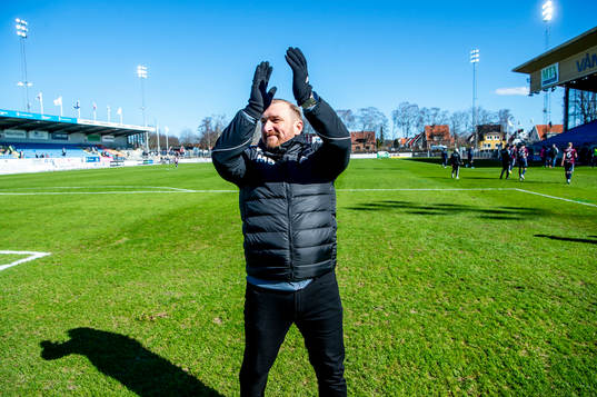 Gefles tränare Mikael Bengtsson jublar