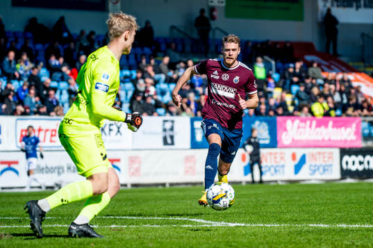 Gefles Leo Englund mot Trelleborgs målvakt Kasper Thiesson