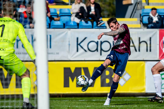 Gefles Adrian Edqvist mot Trelleborgs målvakt Kasper