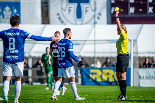 Domare Tess Olofsson tilldelar Trelleborgs Haris Brkic gult
