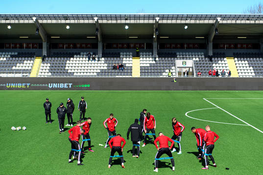 Skövde AIKs spelare värmer upp innan fotbollsmatchen i
