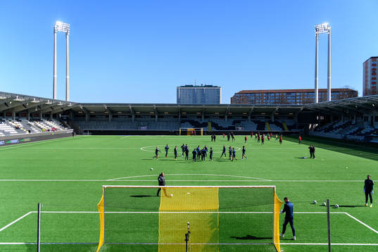 Lagen värmer upp på arenan innan fotbollsmatchen i