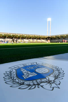 Utsiktens klubbmärke innan fotbollsmatchen i Superettan