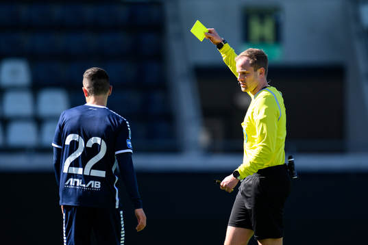 Utsiktens Predrag Randelovic får gult kort av Domare
