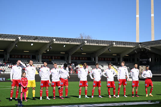 Skövde AIKs spelare vid lineup innan fotbollsmatchen i